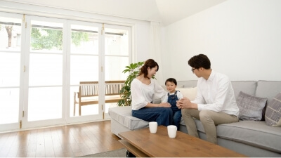 家族で団らんしている風景