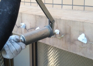 モルタル浮き部修正の様子