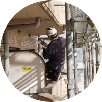 狭い場所での施工風景