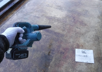 ブロアーを使用した施工の様子